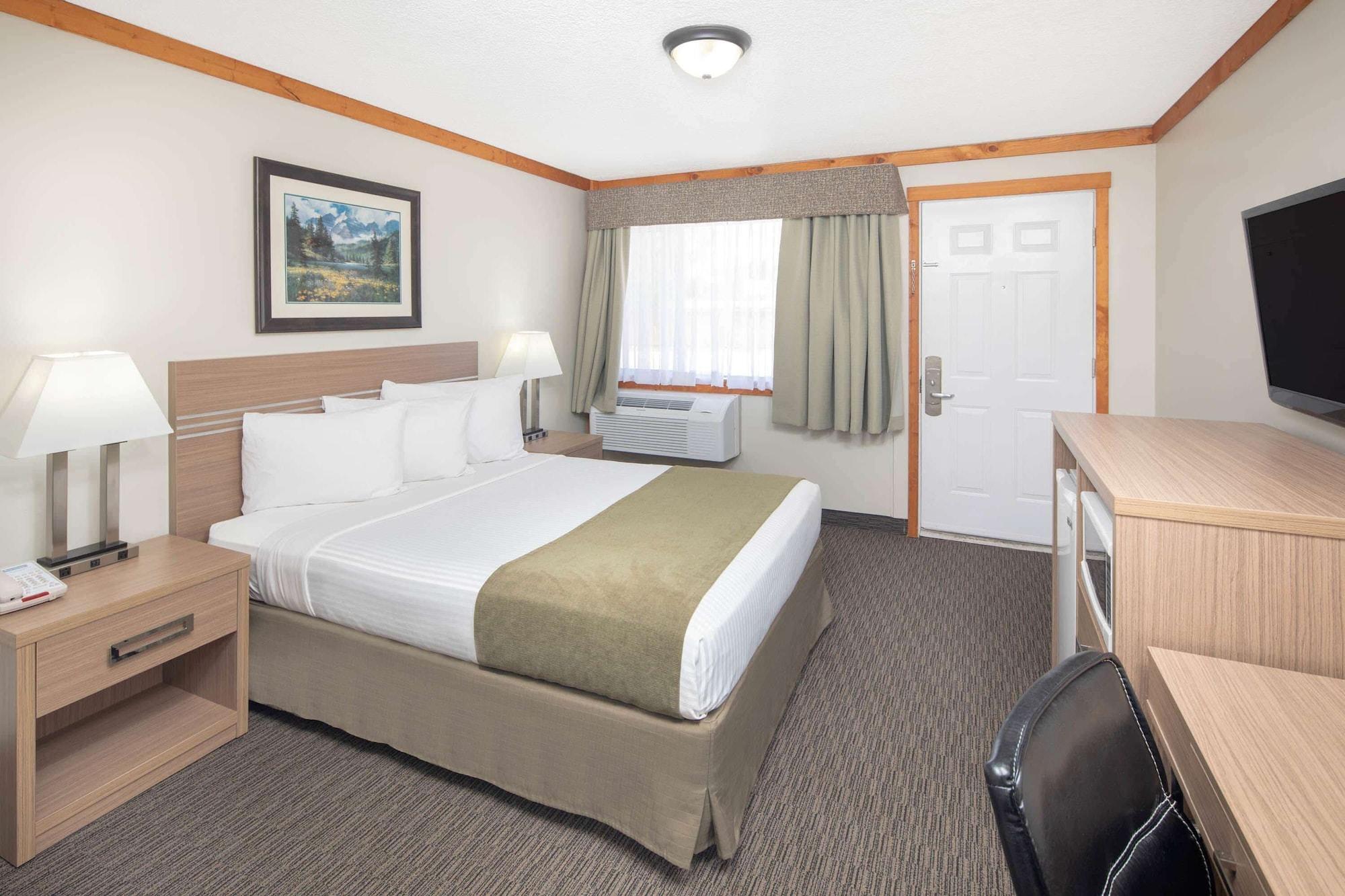 Travelodge By Wyndham Golden Sportsman Lodge Exterior photo