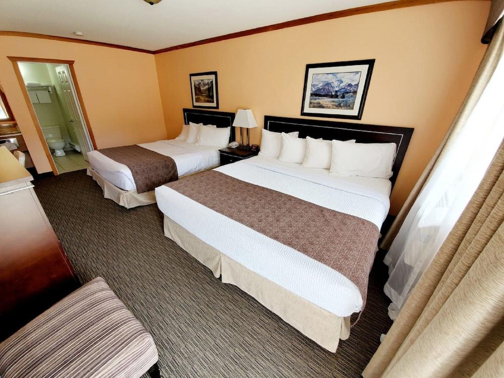 Travelodge By Wyndham Golden Sportsman Lodge Exterior photo