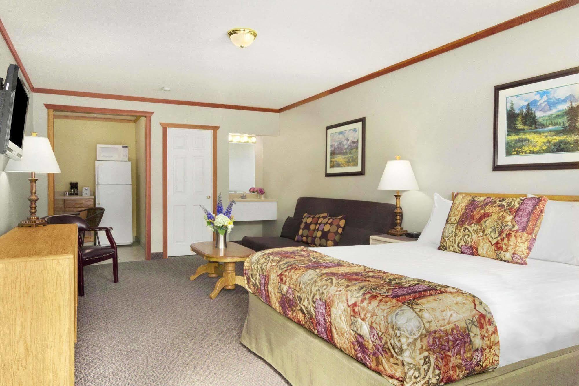 Travelodge By Wyndham Golden Sportsman Lodge Exterior photo