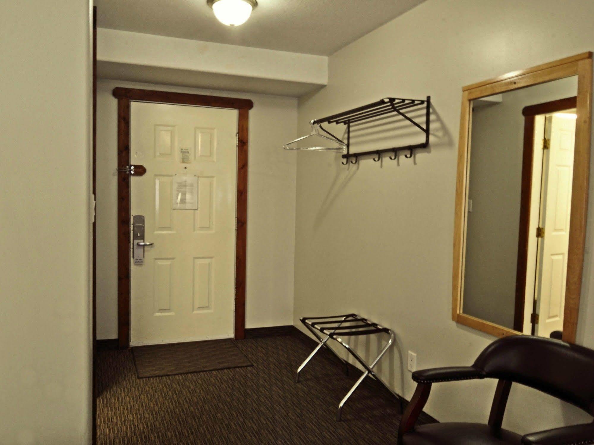 Travelodge By Wyndham Golden Sportsman Lodge Exterior photo